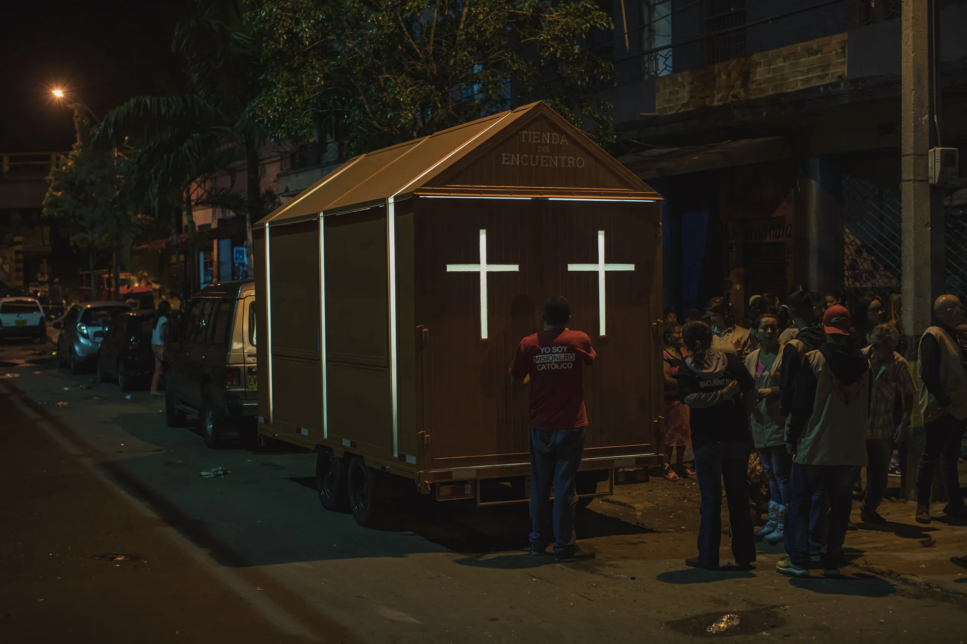 La Capilla Móvil totalmente abierta al espacio público circundante en Medellín.